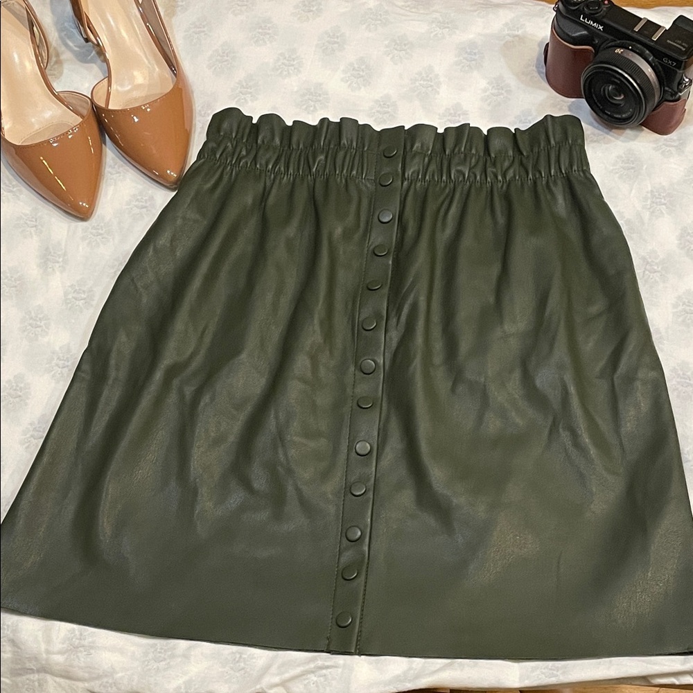 Zara faux leather Olive Green Button-Front mini Skirt size small